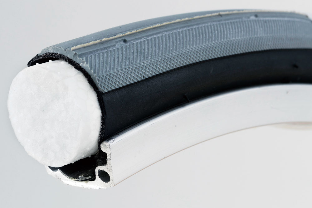 ヤマシタオリジナル車いす 優輪 ノーパンクタイヤ