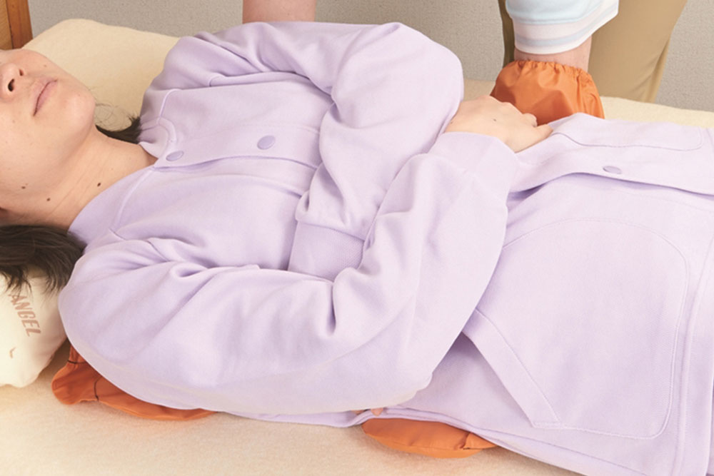 スライディンググローブ 背中にかかる圧迫を軽減