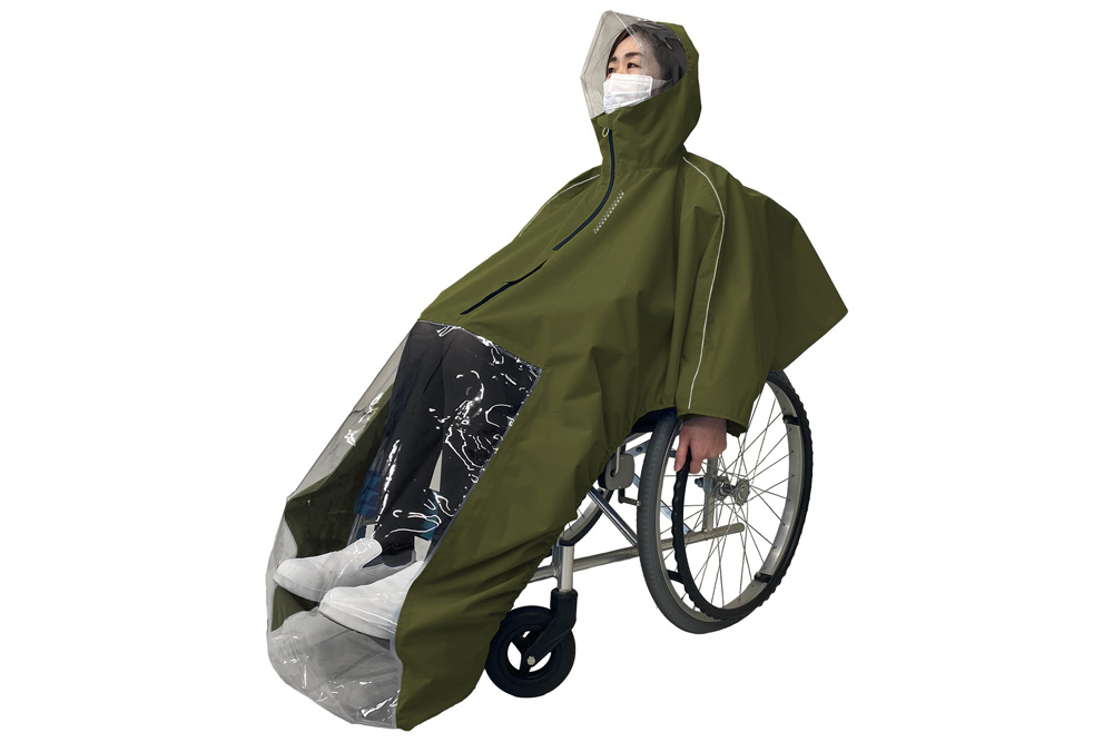 車いすレイン はおるっちゃ ポンチョ 使用イメージ