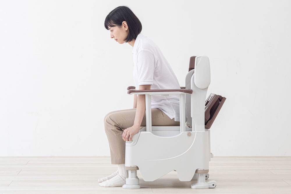 ポータブルトイレFX-30シリーズ 前かがみ＋プッシュアップ動作をサポートする２つのローポジサポート