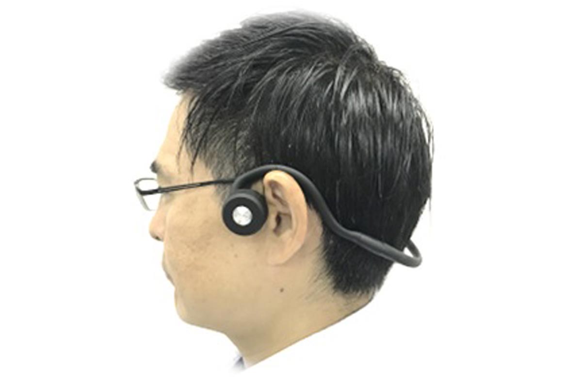 集音器付き骨伝導ワイヤレスヘッドホン DenDen 装着イメージ